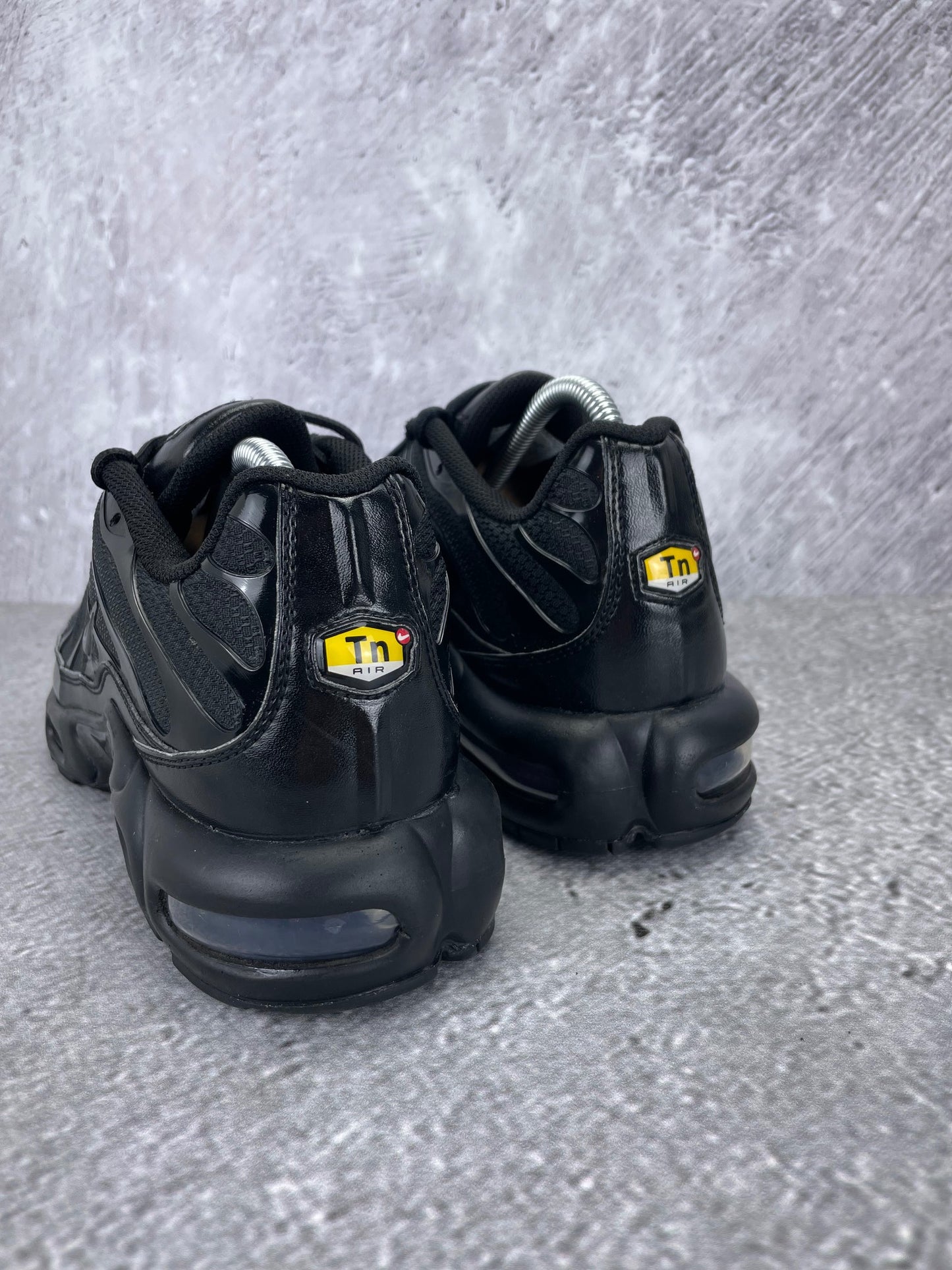 Nike Air Max Plus Triple Black - buty sportowe, widok z tyłu