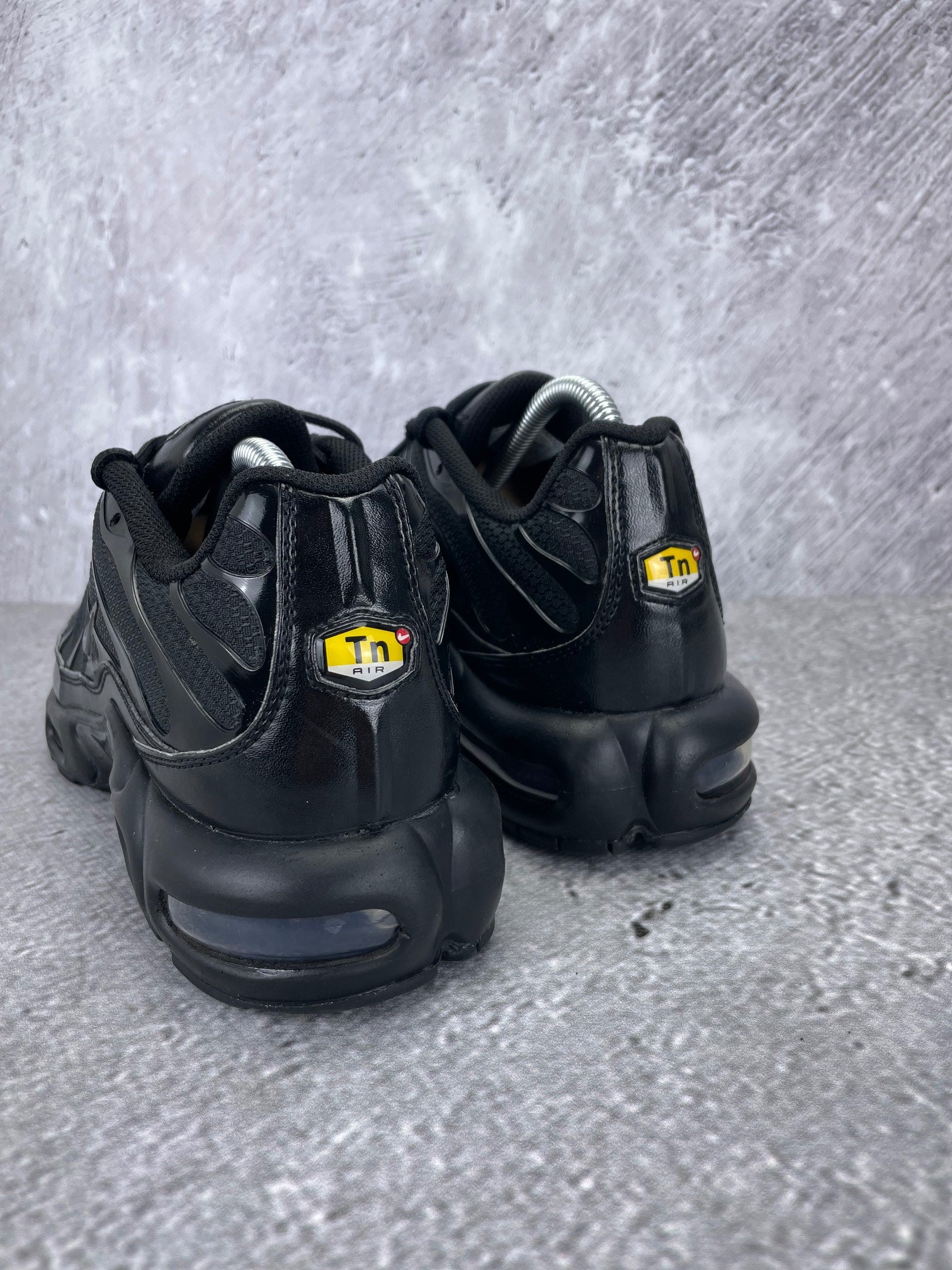 Nike Air Max Plus Triple Black - buty sportowe, widok z tyłu