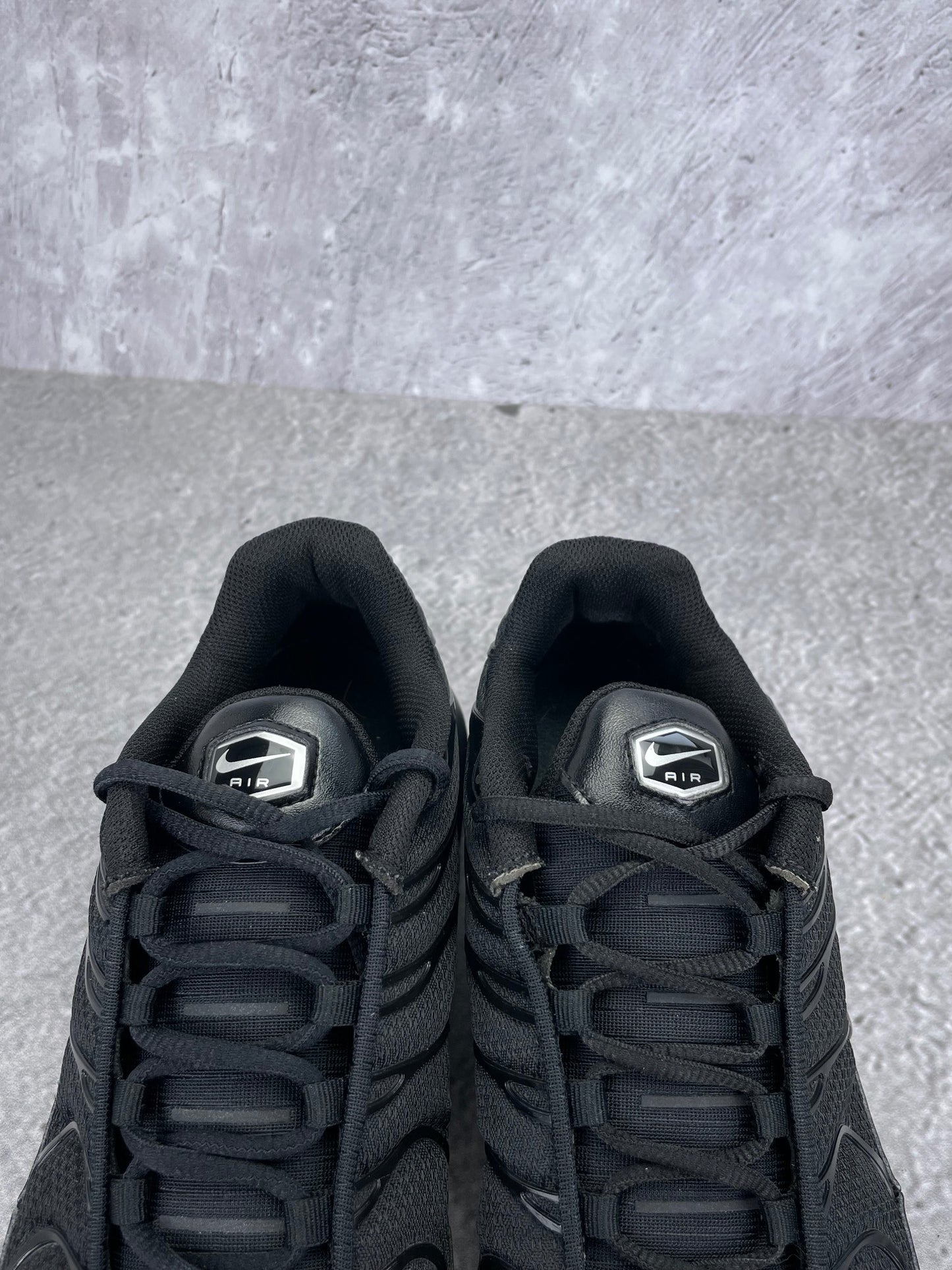Nike Air Max Plus Triple Black - buty sportowe, zapiętki butów