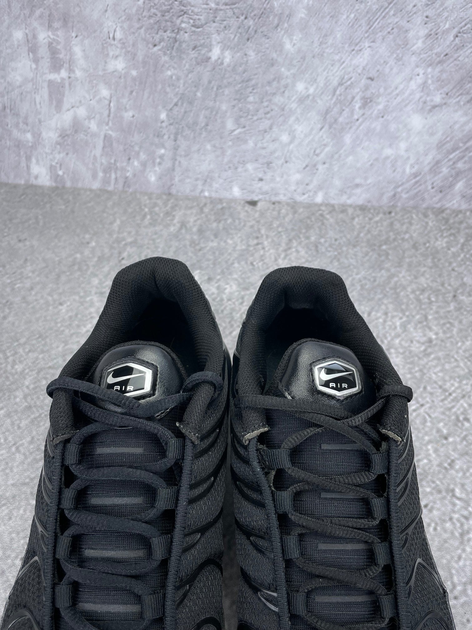 Nike Air Max Plus Triple Black - buty sportowe, zapiętki butów