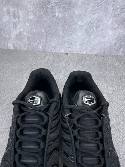 Nike Air Max Plus Triple Black - buty sportowe, zapiętki butów