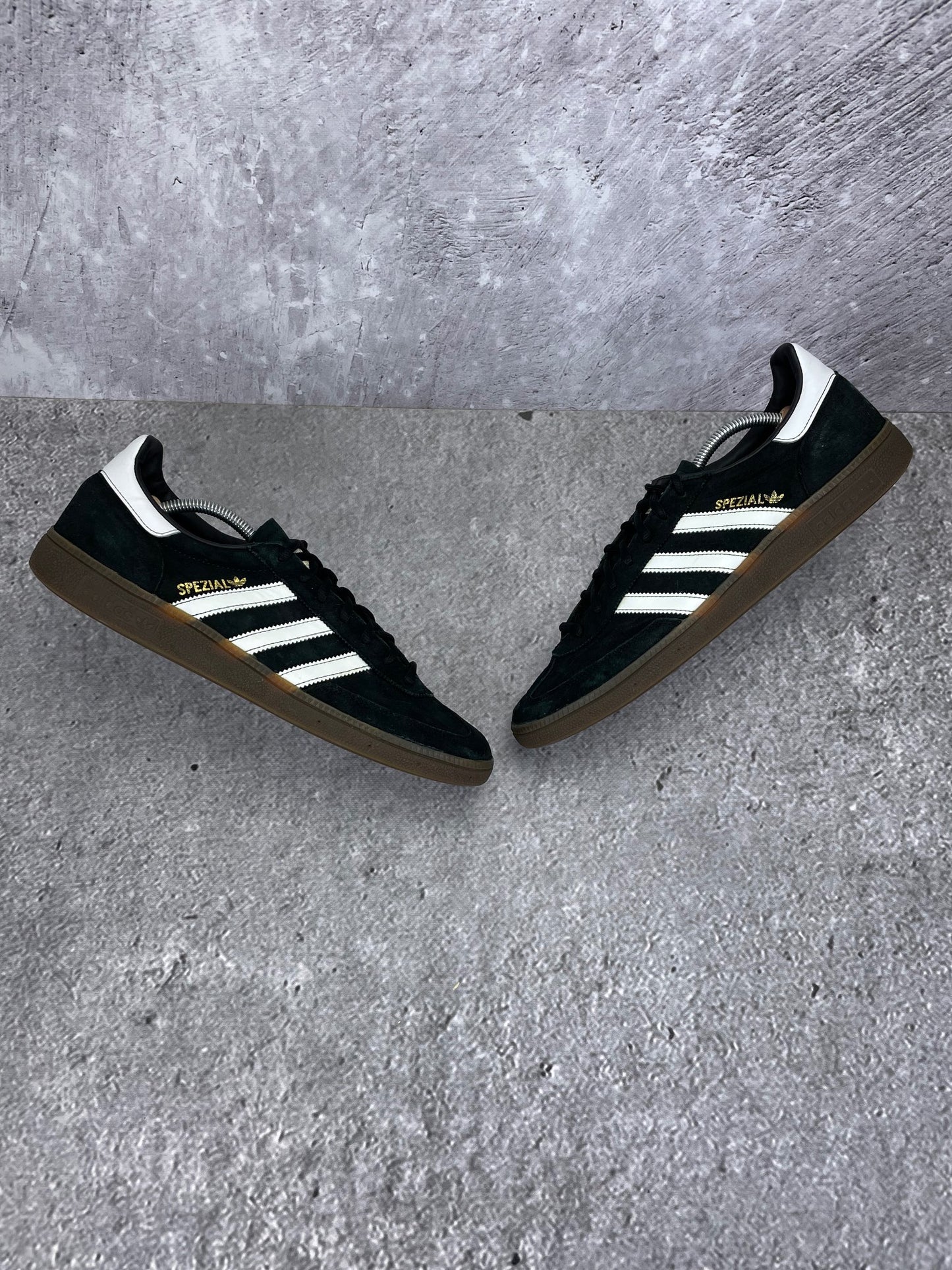 adidas Handball Spezial “Black Gum” Black Gum - buty sportowe, widok z góry na zewnętrzną stronę butów