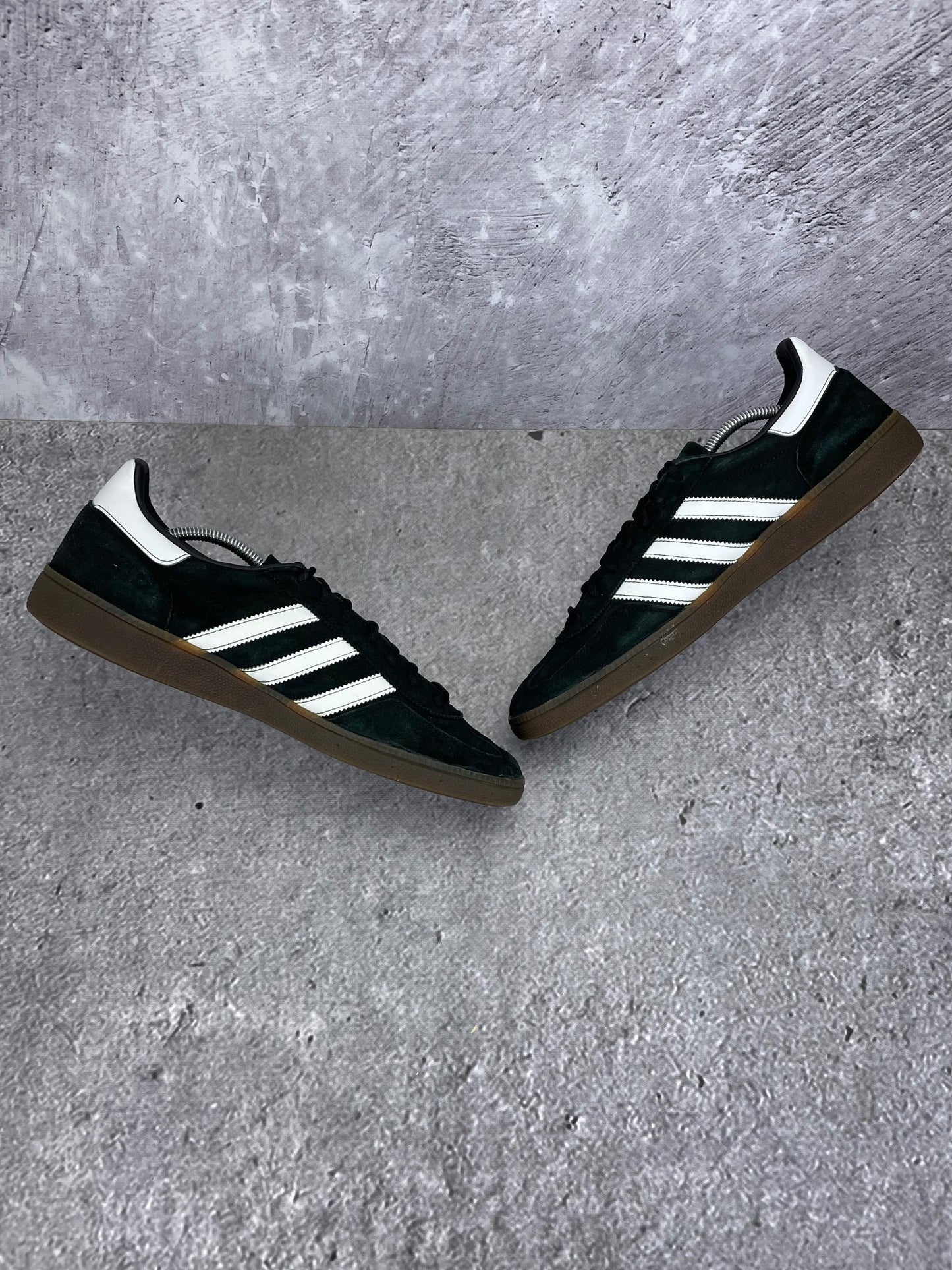 adidas Handball Spezial “Black Gum” Black Gum - buty sportowe, zewnętrzny panel prawego buta