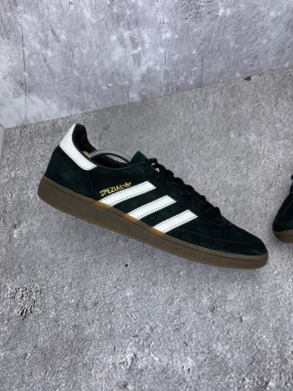 adidas Handball Spezial “Black Gum” Black Gum - buty sportowe, zewnętrzny panel lewego buta