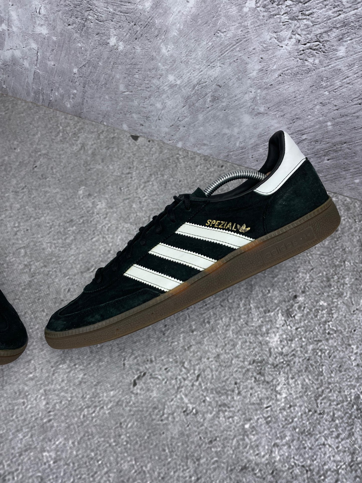 adidas Handball Spezial “Black Gum” Black Gum - buty sportowe, widok z góry na wewnętrzną stronę butów