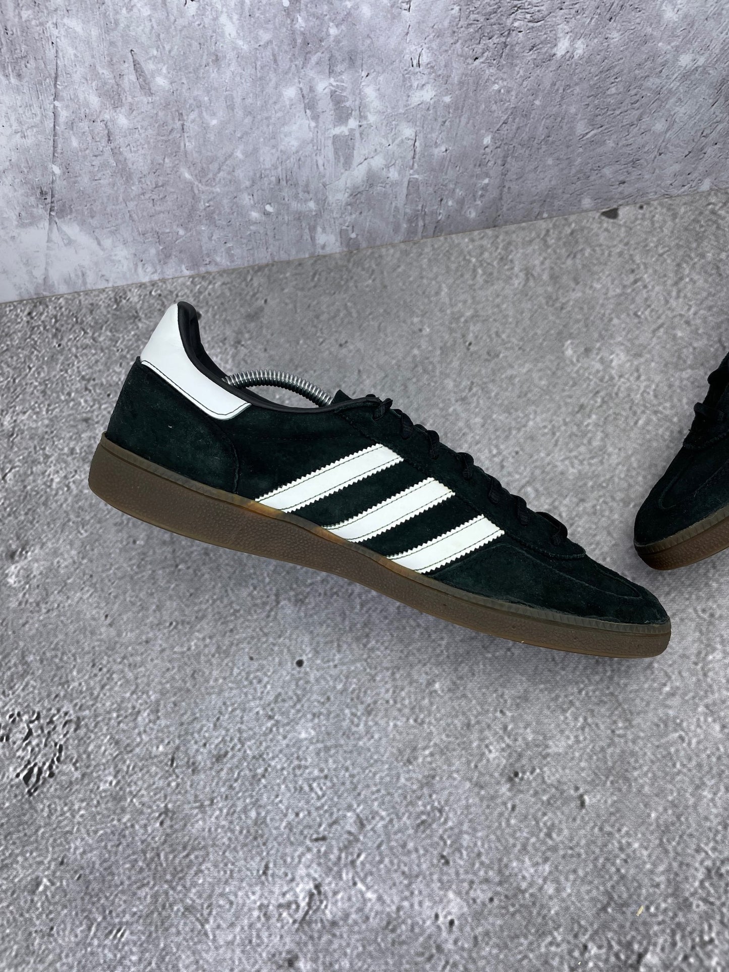 adidas Handball Spezial “Black Gum” Black Gum - buty sportowe, wewnętrzny panel lewego buta