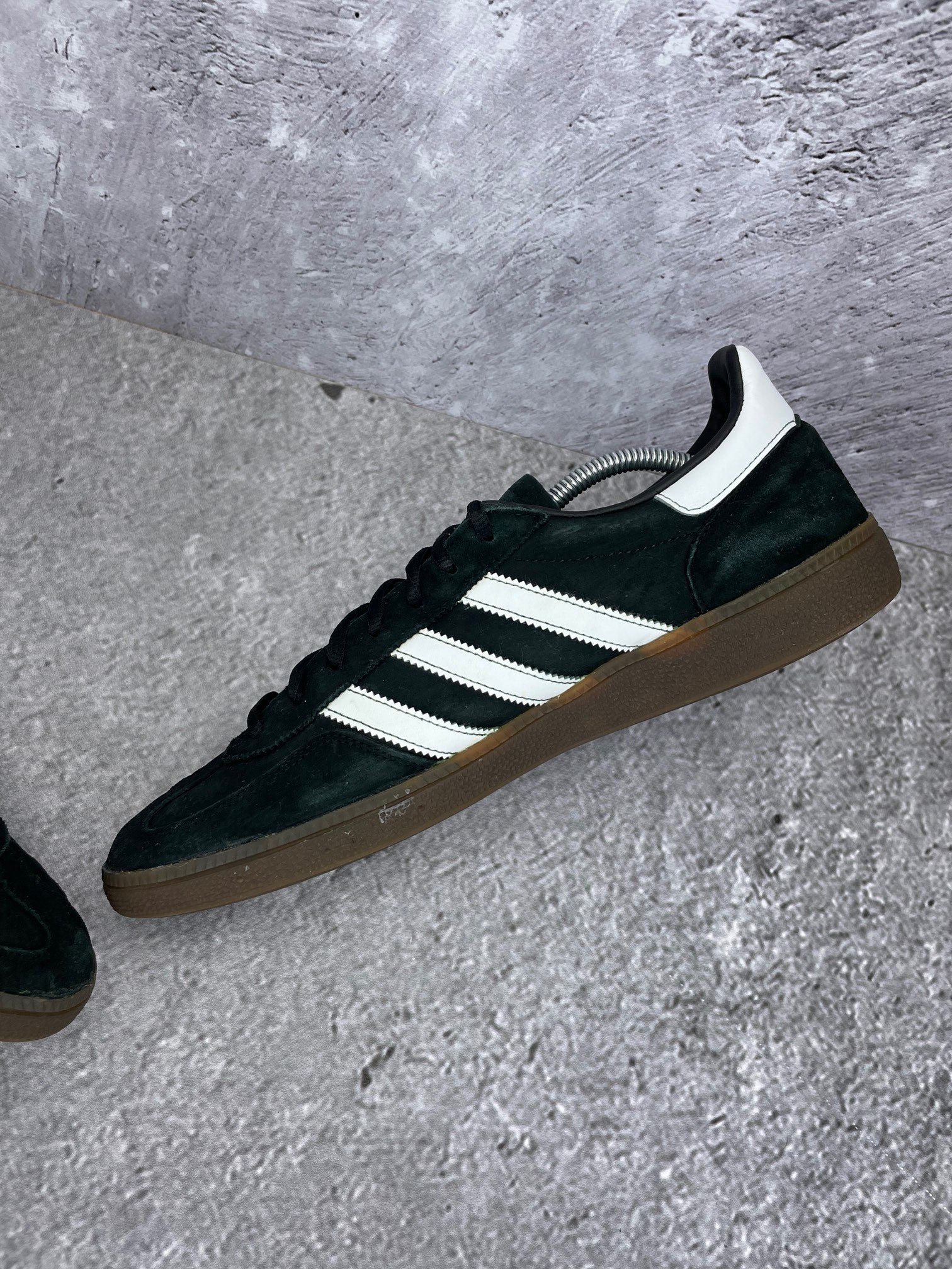 adidas Handball Spezial “Black Gum” Black Gum - buty sportowe, wewnętrzny panel prawego buta