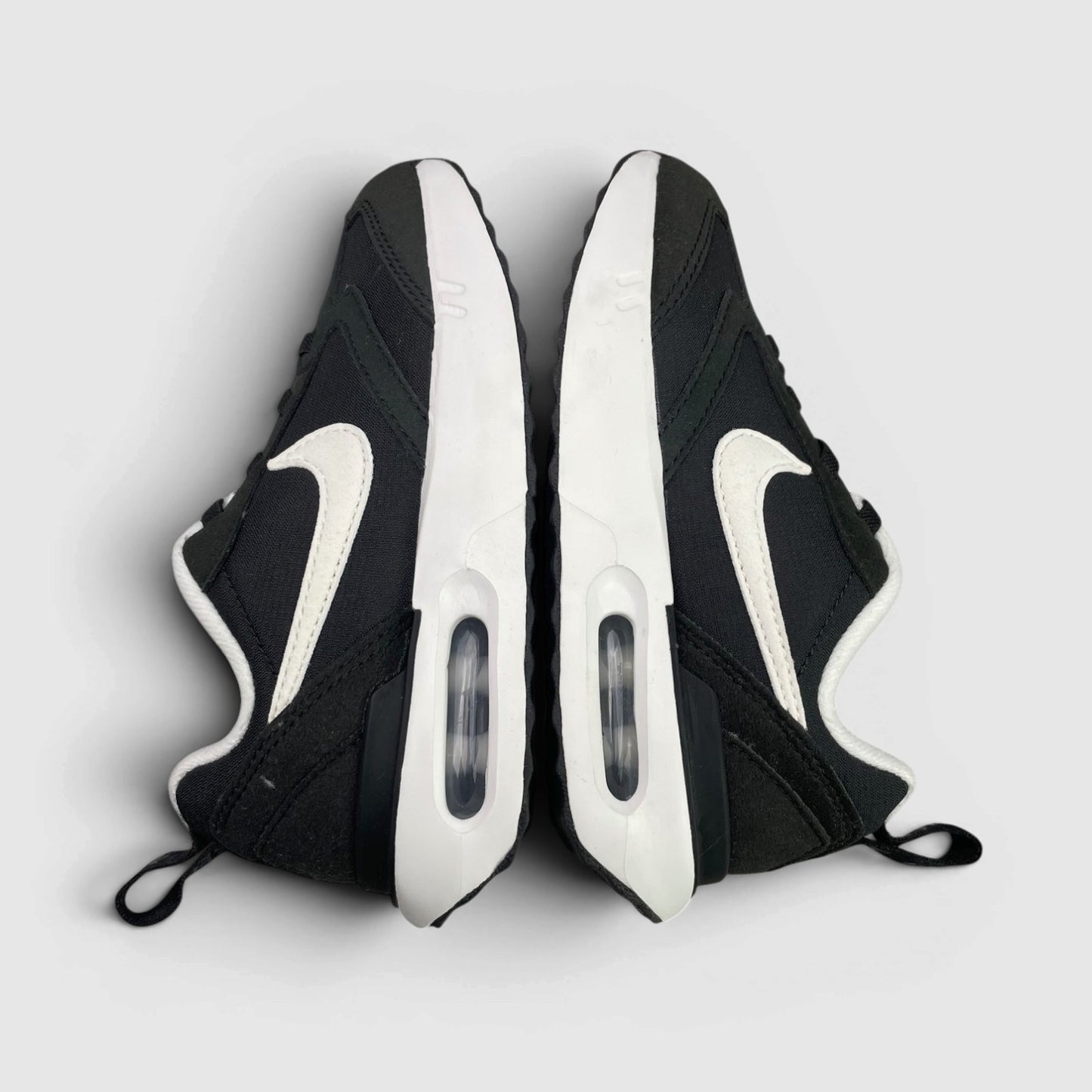 Nike Air Max Dawn — buty sportowe dziecięce w bardzo dobrym stanie rozmiar 28, boczny profil, lewa strona