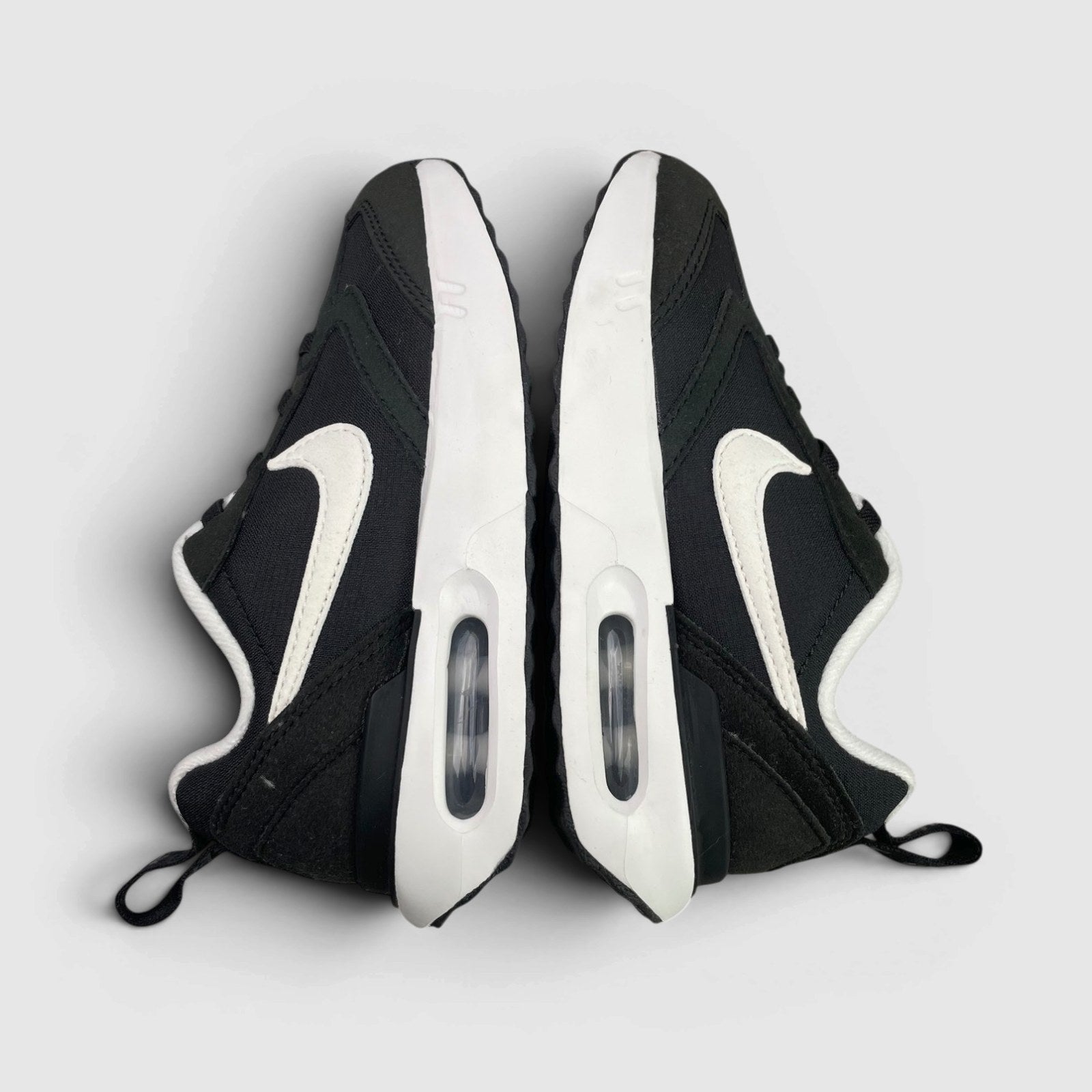 Nike Air Max Dawn — buty sportowe dziecięce w bardzo dobrym stanie rozmiar 28, boczny profil, lewa strona