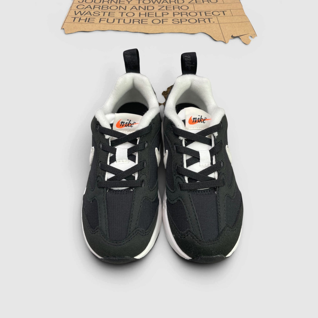 Nike Air Max Dawn — buty sportowe dziecięce w bardzo dobrym stanie rozmiar 28, widok z góry