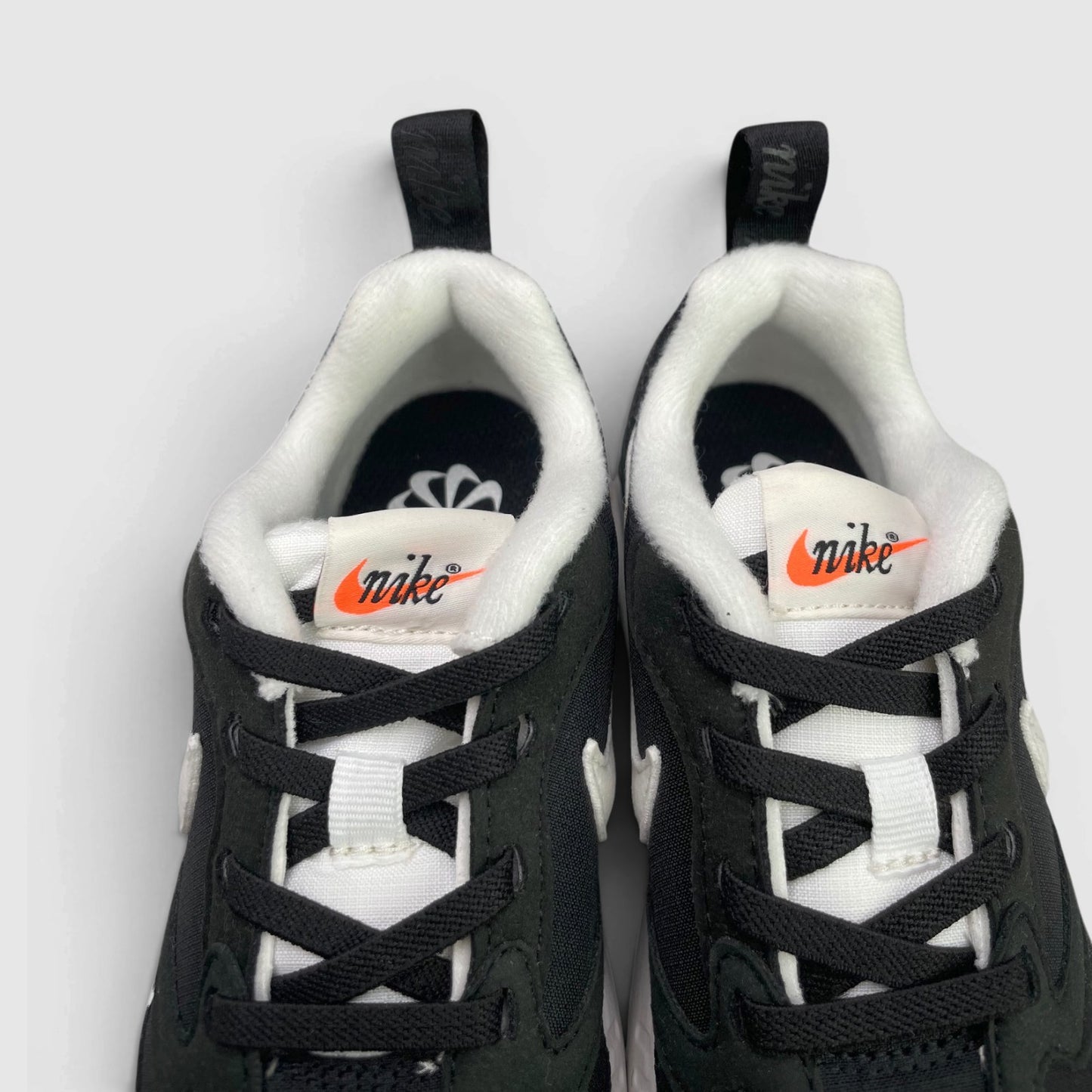 Nike Air Max Dawn — buty sportowe dziecięce w bardzo dobrym stanie rozmiar 28, język buta