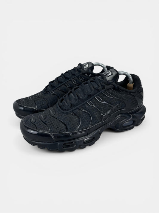 Nike Air Max Plus Triple Black - buty sportowe, widok z boku