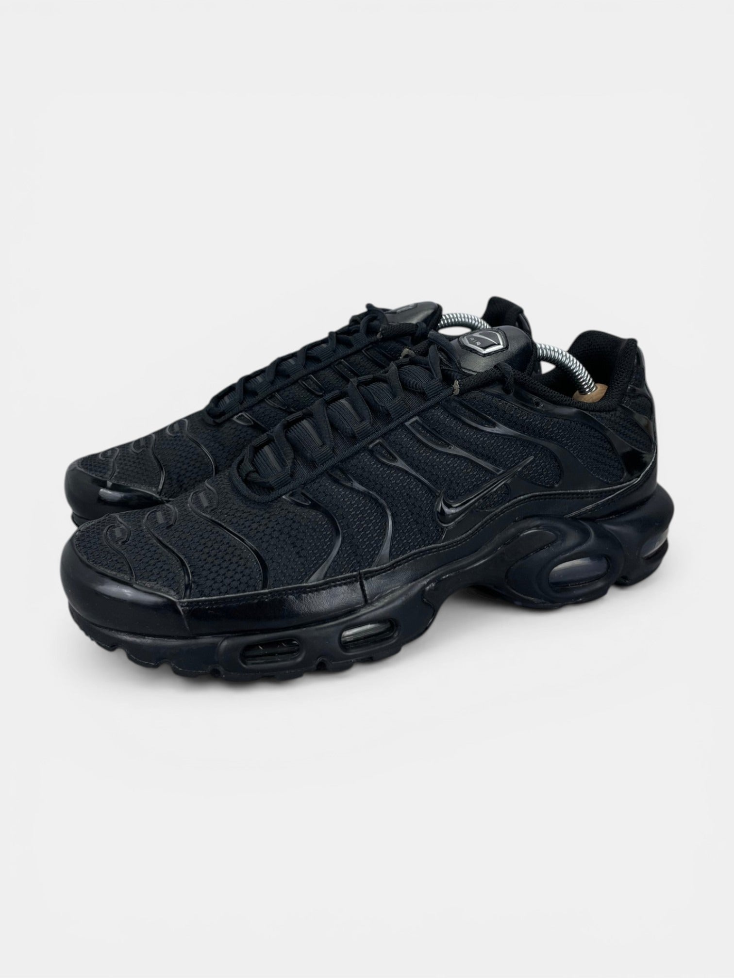 Nike Air Max Plus Triple Black - buty sportowe, widok z boku