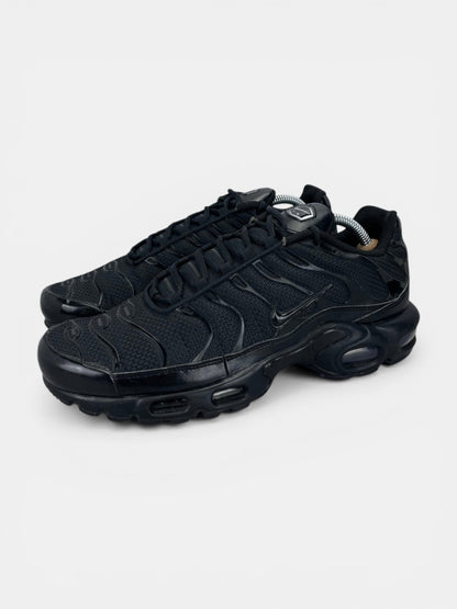 Nike Air Max Plus Triple Black - buty sportowe, widok z boku