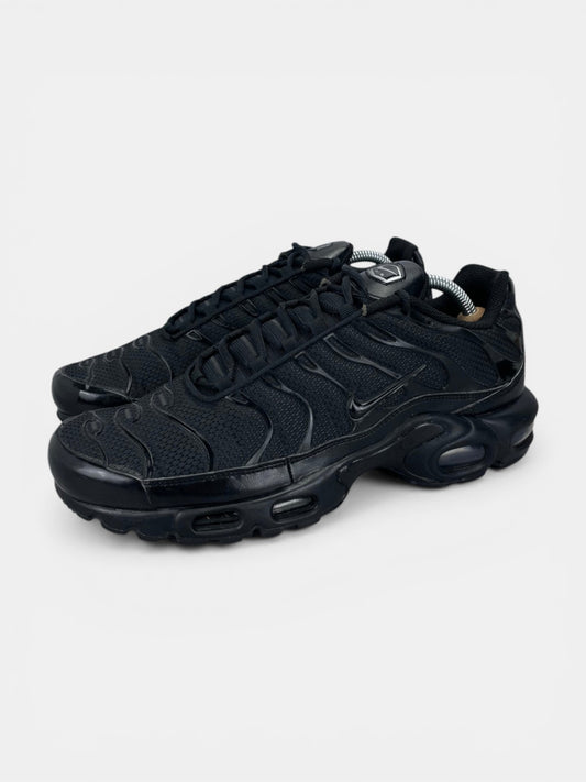 Nike Air Max Plus Triple Black - buty sportowe, widok z boku
