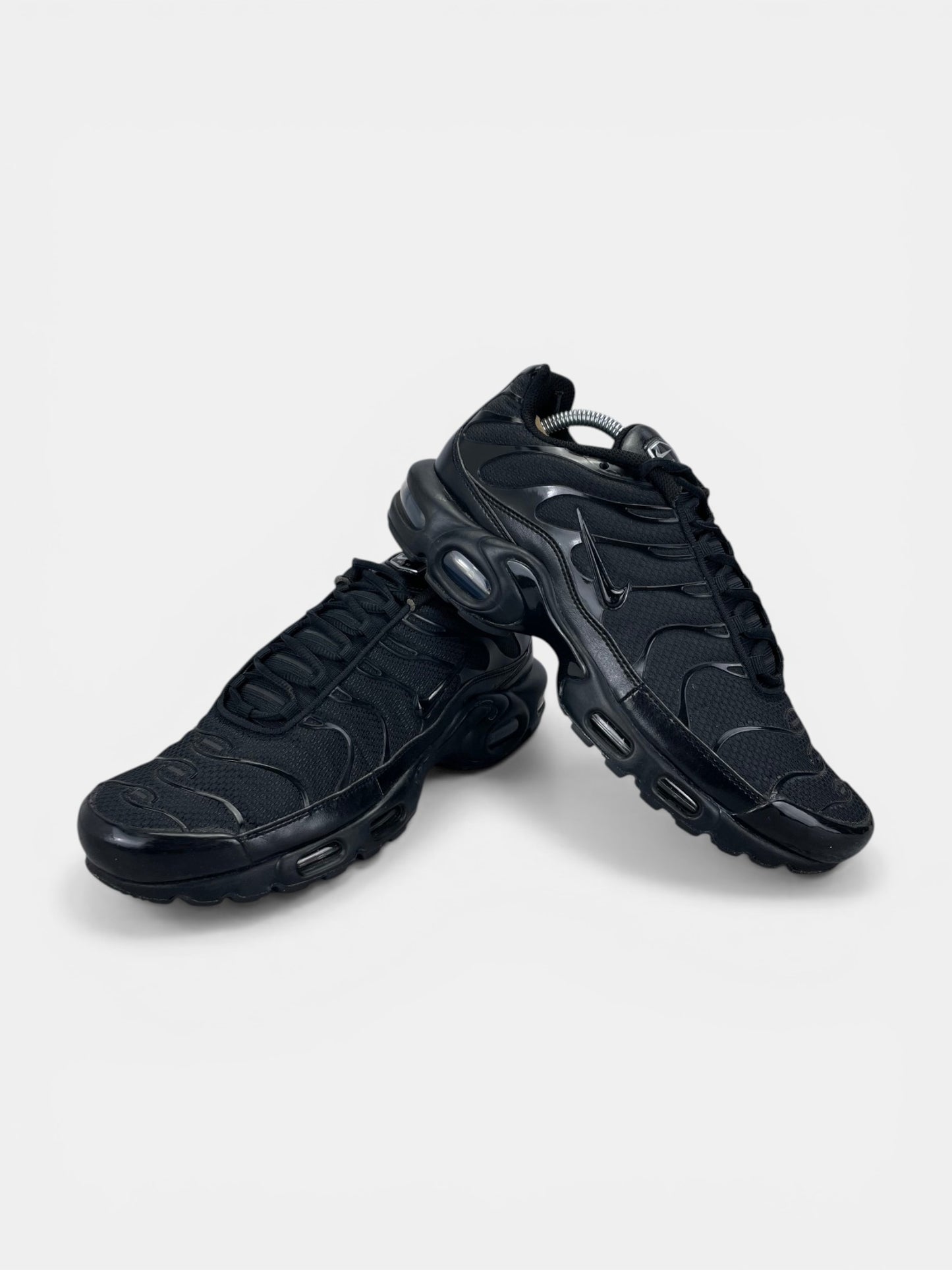 Nike Air Max Plus Triple Black - buty sportowe, boczny profil