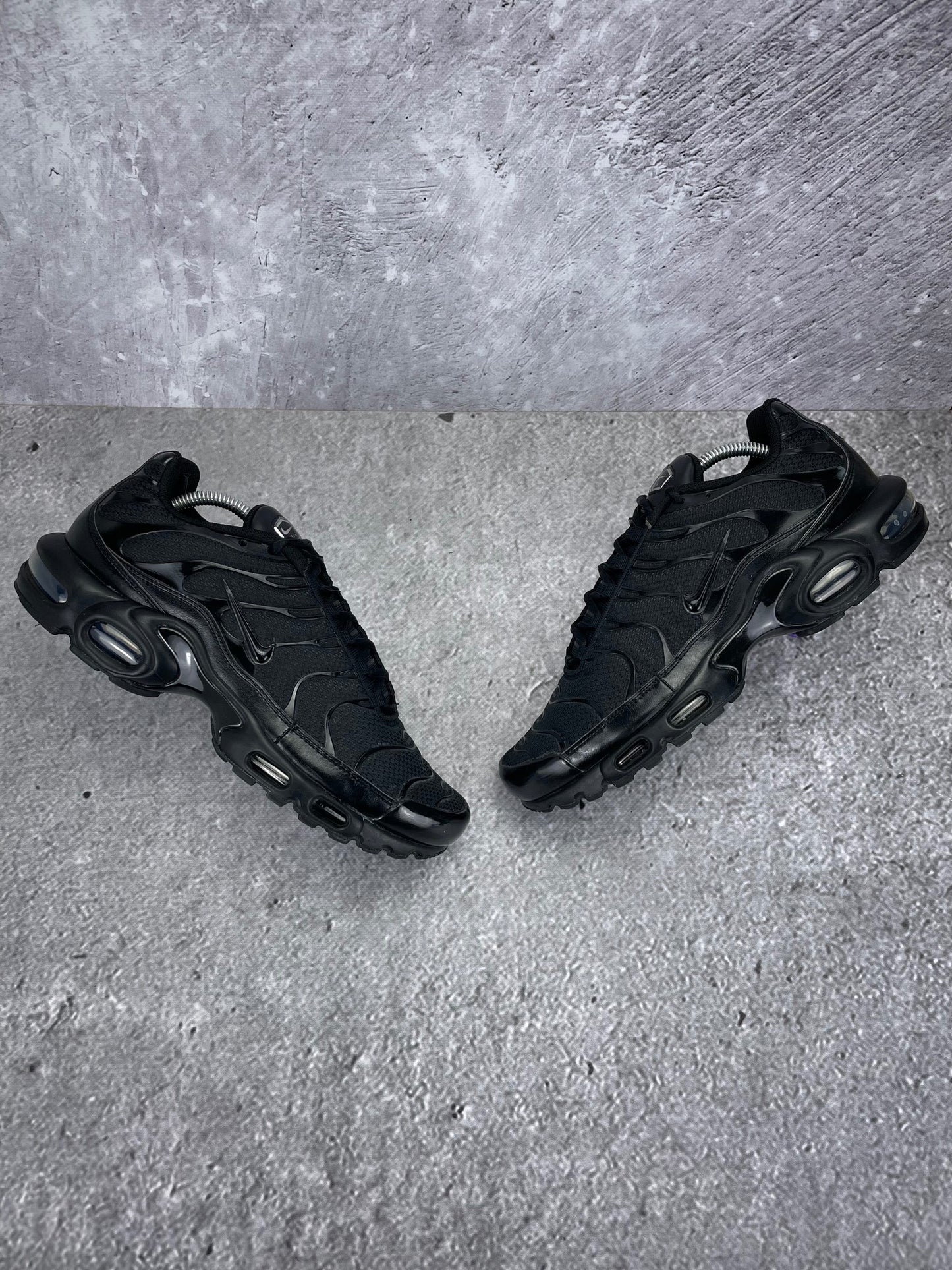 Nike Air Max Plus Triple Black - buty sportowe, widok z góry na zewnętrzną stronę butów