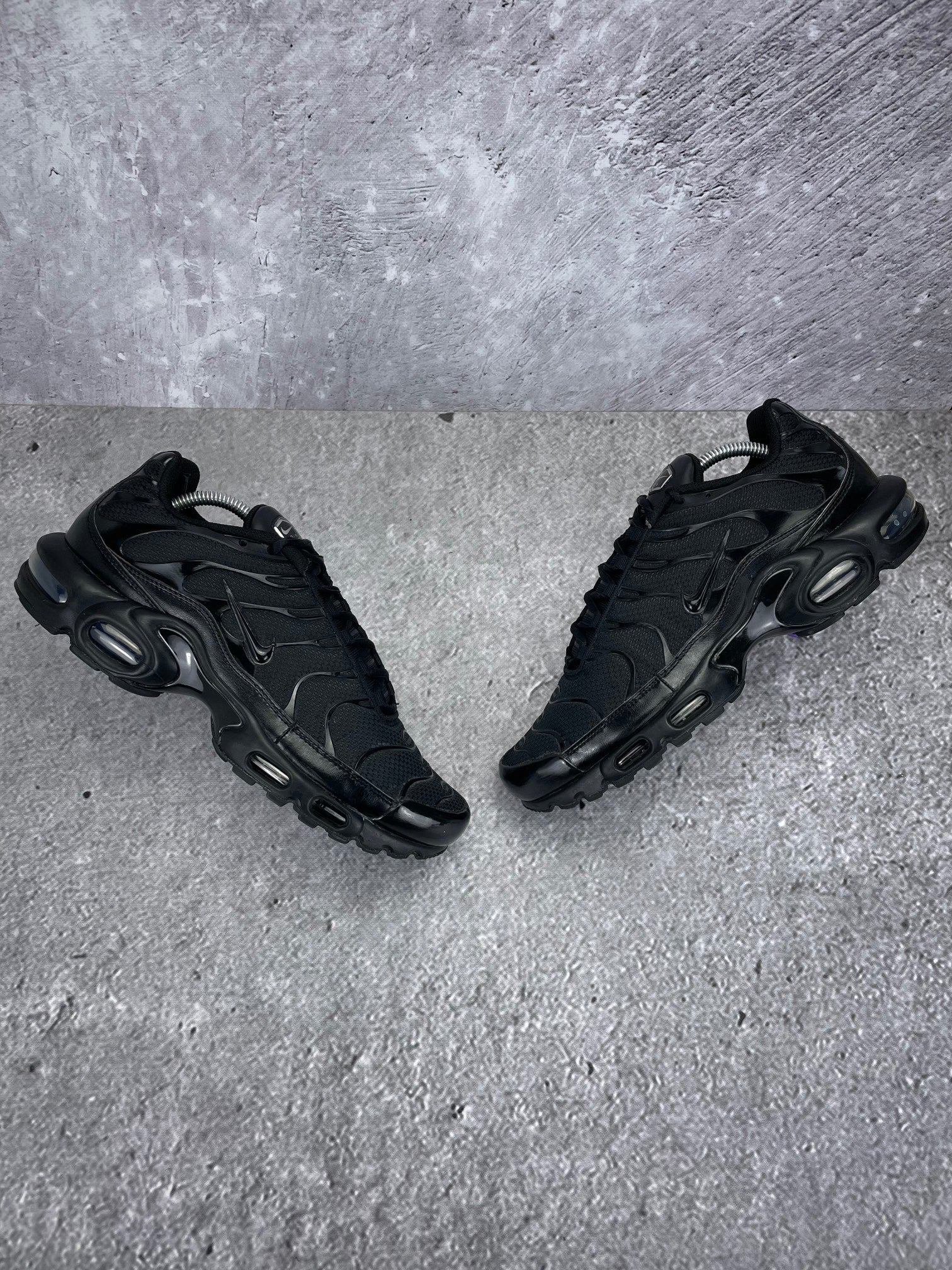 Nike Air Max Plus Triple Black - buty sportowe, widok z góry na zewnętrzną stronę butów