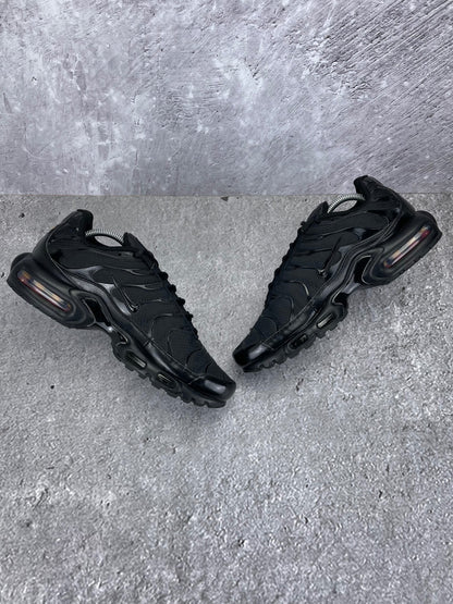 Nike Air Max Plus Triple Black - buty sportowe, zewnętrzny panel prawego buta