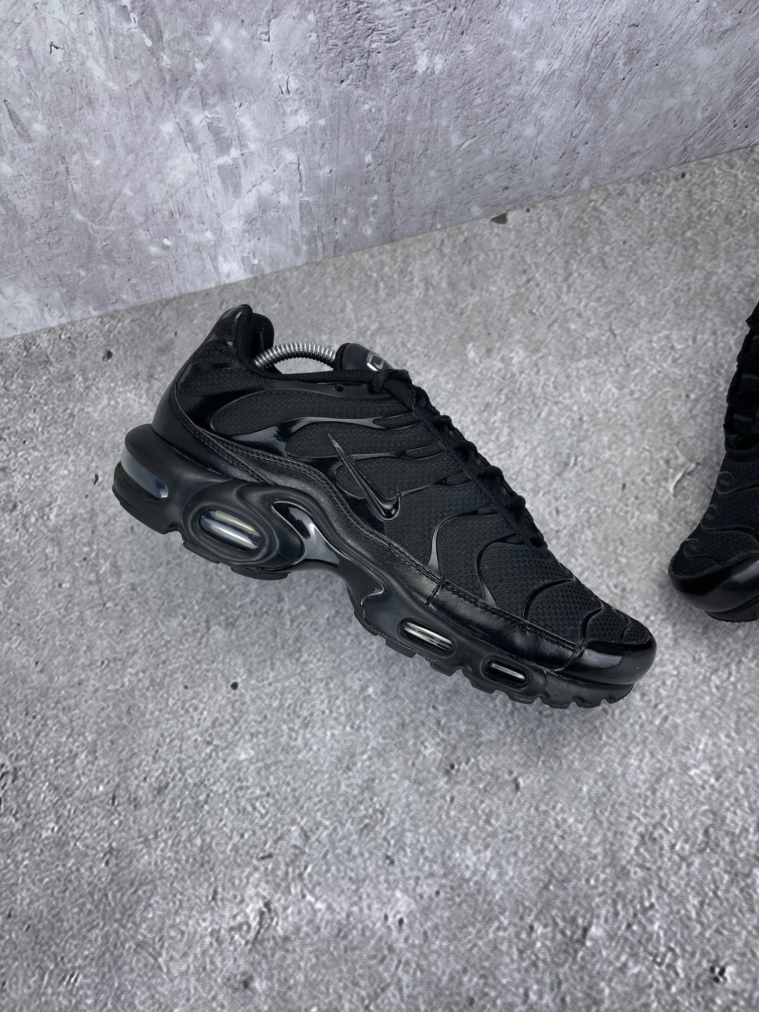 Nike Air Max Plus Triple Black - buty sportowe, zewnętrzny panel lewego buta