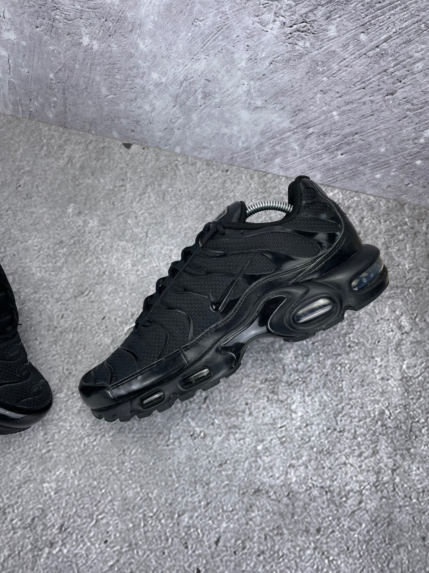 Nike Air Max Plus Triple Black - buty sportowe, widok z góry na wewnętrzną stronę butów