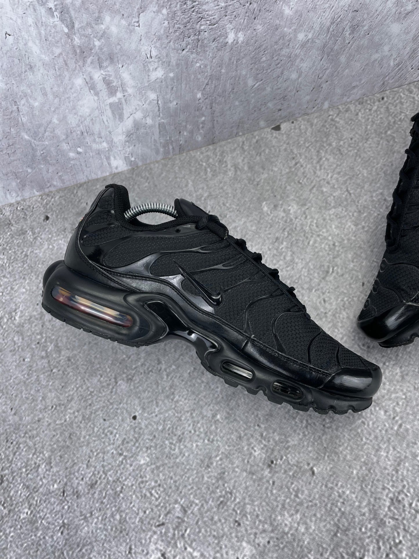 Nike Air Max Plus Triple Black - buty sportowe, wewnętrzny panel lewego buta