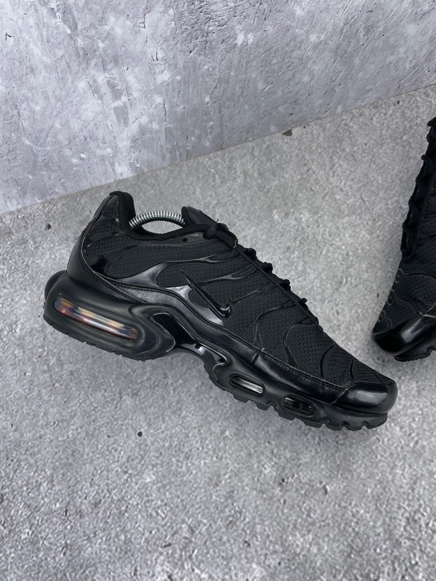 Nike Air Max Plus Triple Black - buty sportowe, wewnętrzny panel lewego buta