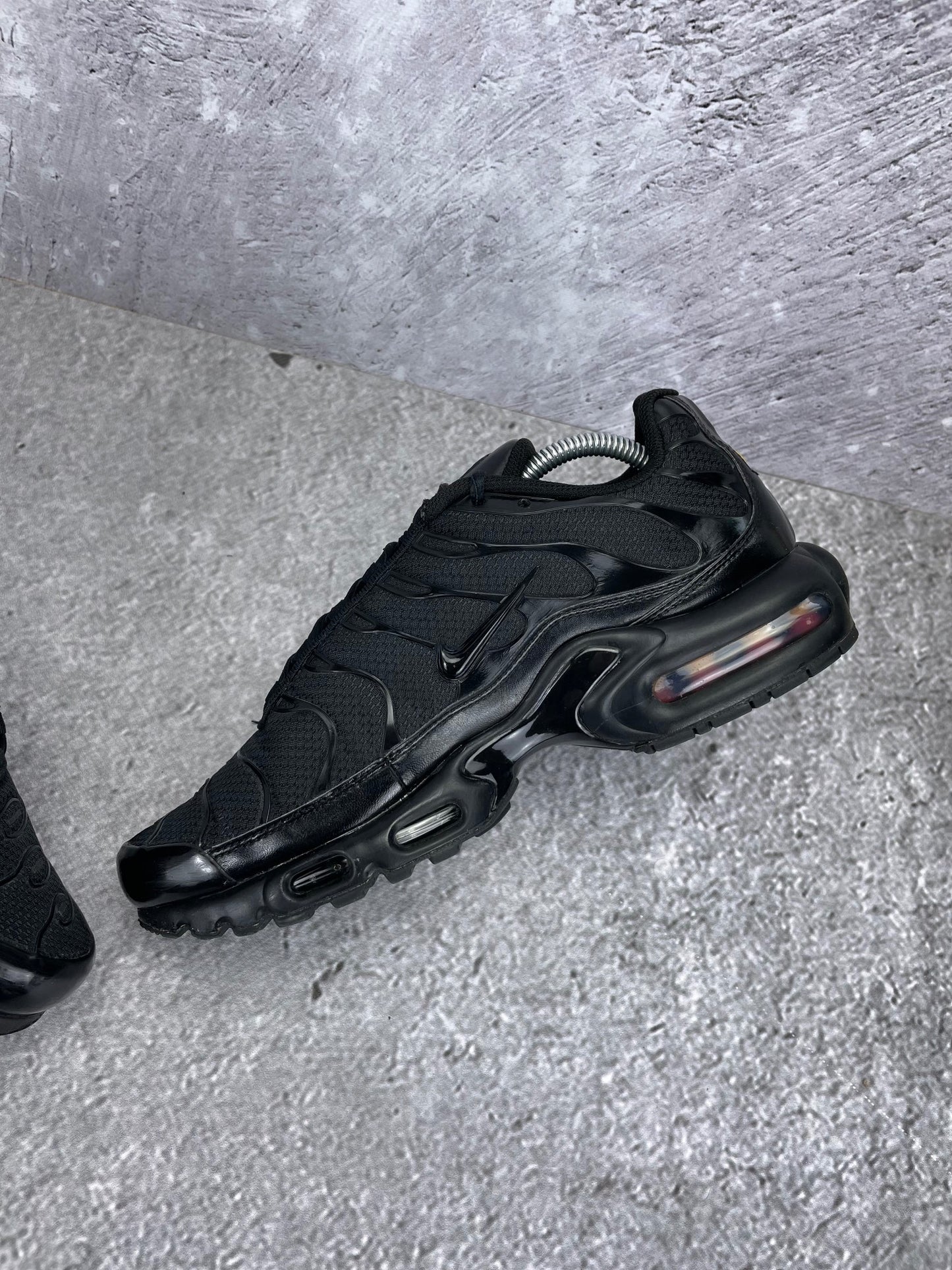 Nike Air Max Plus Triple Black - buty sportowe, wewnętrzny panel prawego buta