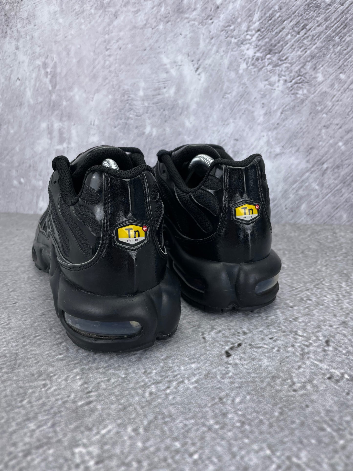 Nike Air Max Plus Triple Black - buty sportowe, widok z tyłu