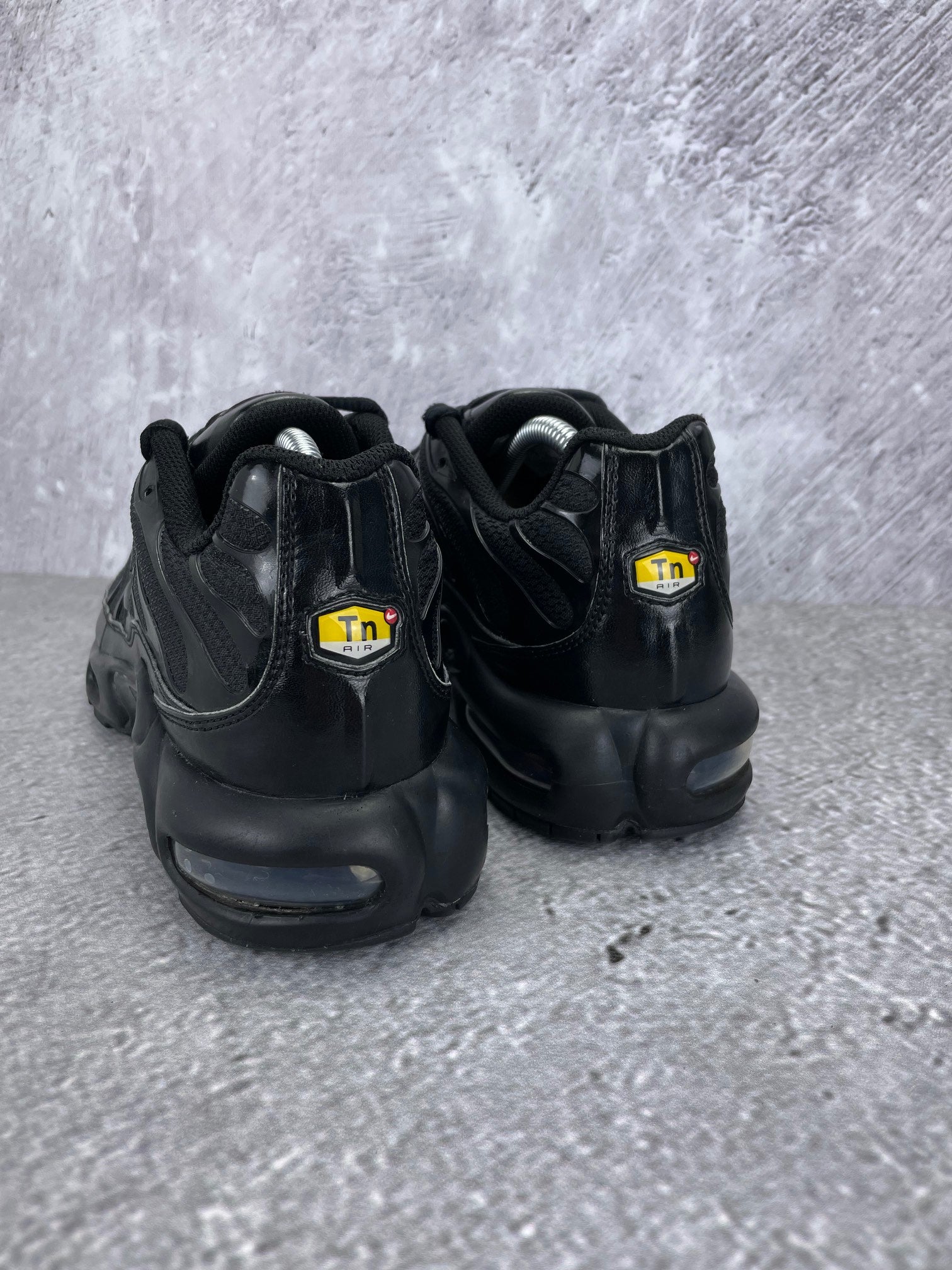 Nike Air Max Plus Triple Black - buty sportowe, widok z tyłu