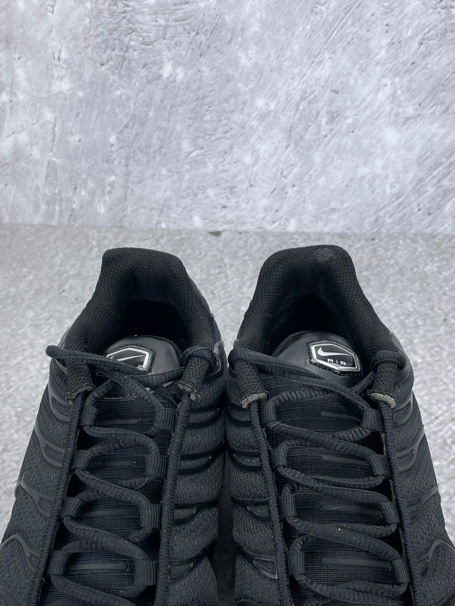 Nike Air Max Plus Triple Black - buty sportowe, zapiętki butów