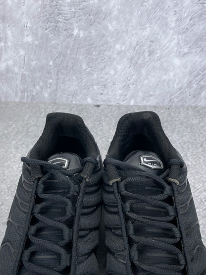 Nike Air Max Plus Triple Black - buty sportowe, zapiętki butów