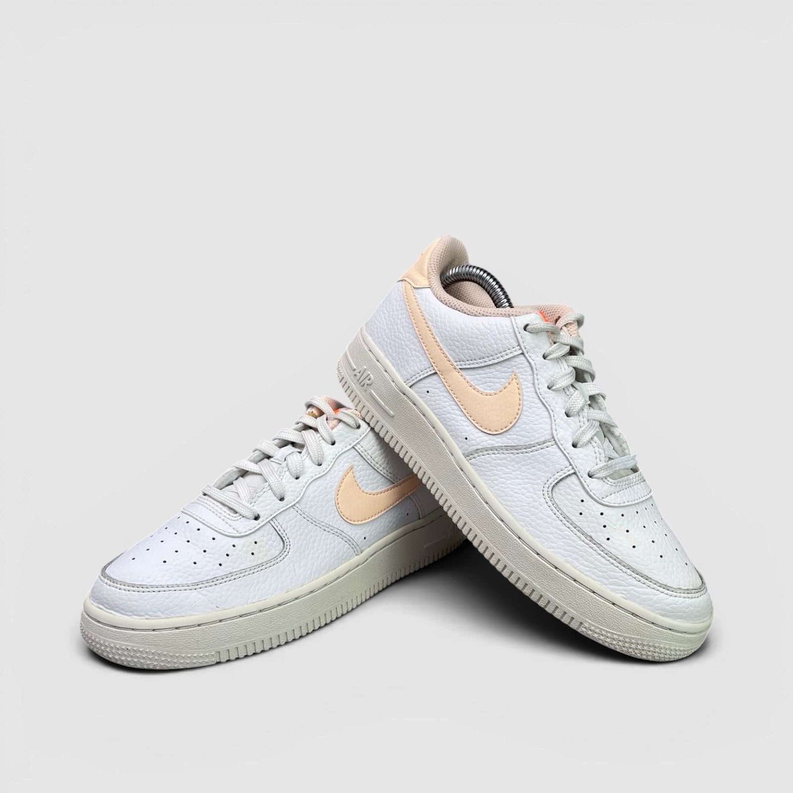 Nike Air Force 1 Low — buty sportowe damskie w bardzo dobrym stanie rozmiar 38, para butów
