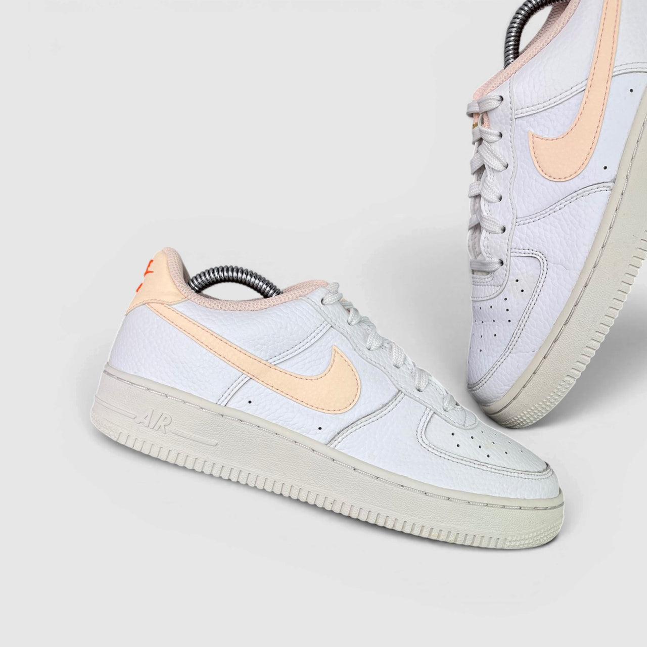 Nike Air Force 1 Low — buty sportowe damskie w bardzo dobrym stanie rozmiar 38, boczny profil, lewa strona