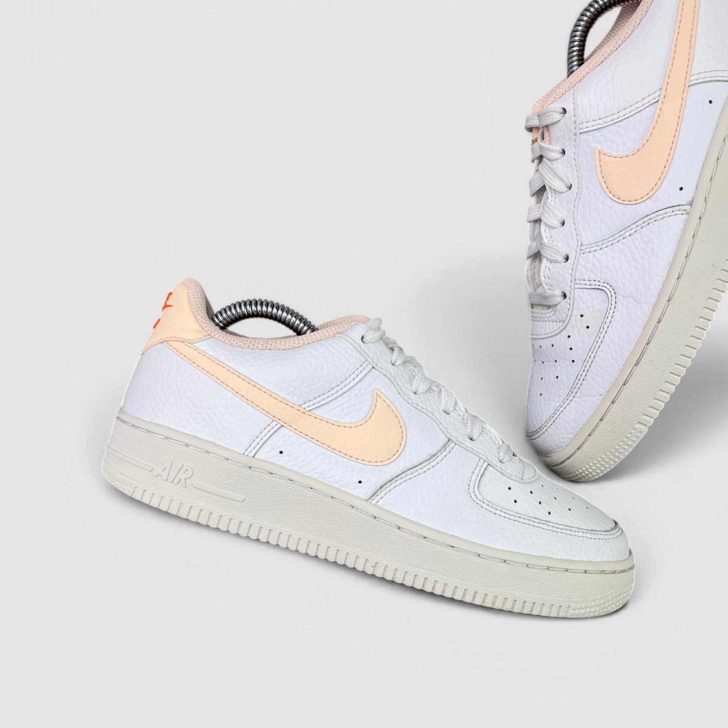 Nike Air Force 1 Low — buty sportowe damskie w bardzo dobrym stanie rozmiar 38, boczny profil, lewa strona