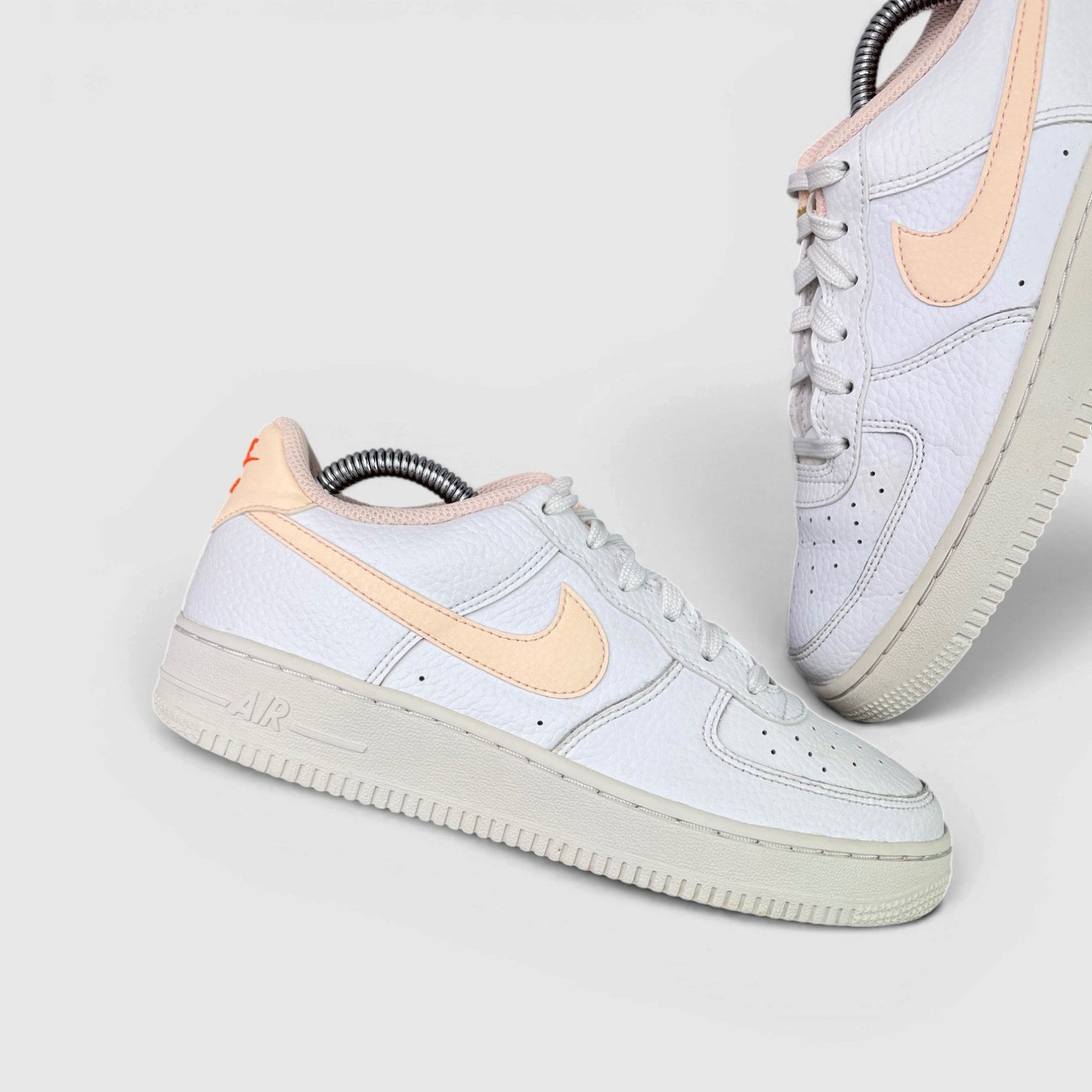Nike Air Force 1 Low — buty sportowe damskie w bardzo dobrym stanie rozmiar 38, boczny profil, lewa strona