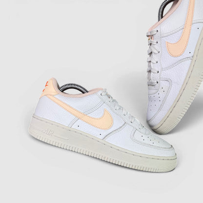 Nike Air Force 1 Low — buty sportowe damskie w bardzo dobrym stanie rozmiar 38, boczny profil, lewa strona