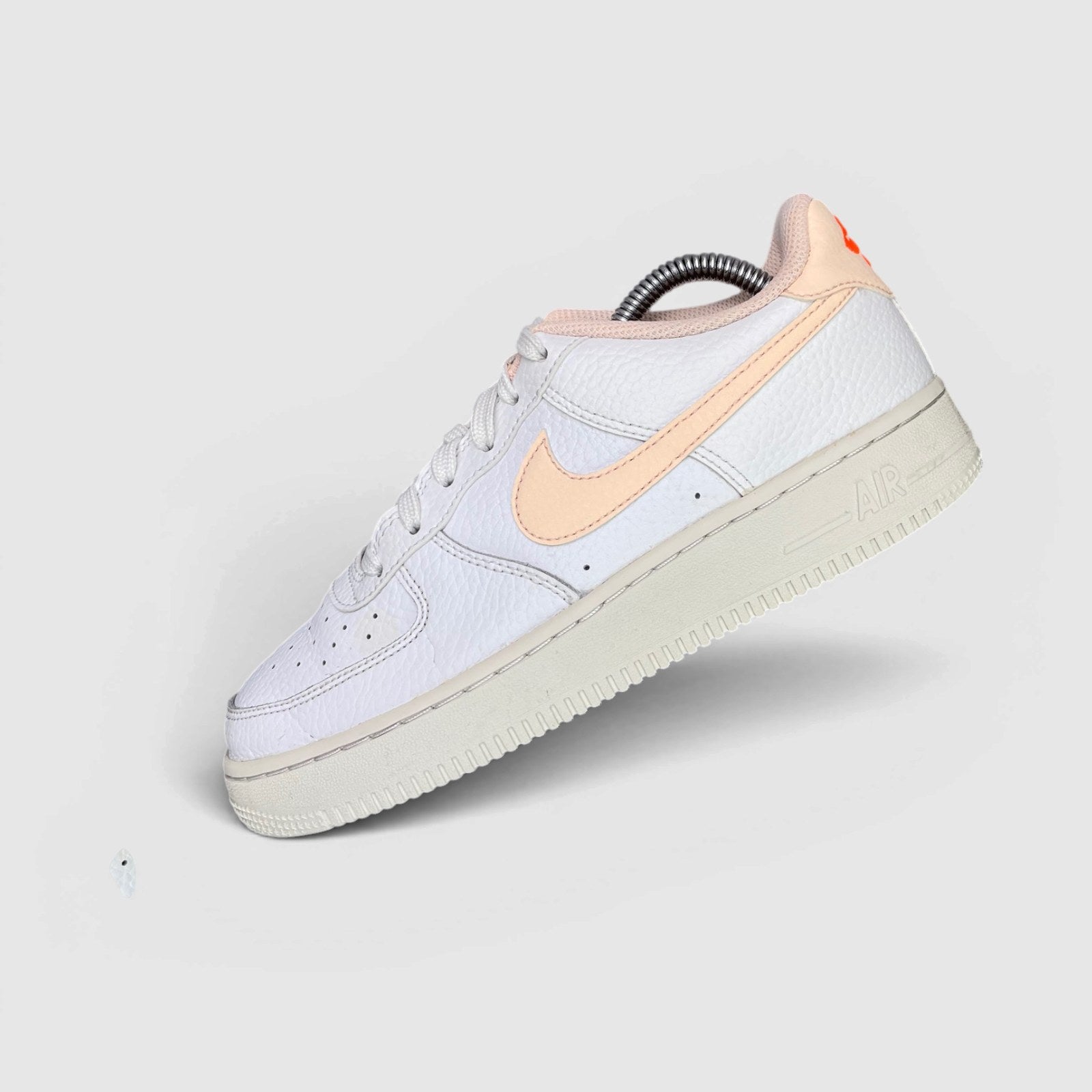 Nike Air Force 1 Low — buty sportowe damskie w bardzo dobrym stanie rozmiar 38, boczny profil, prawa strona