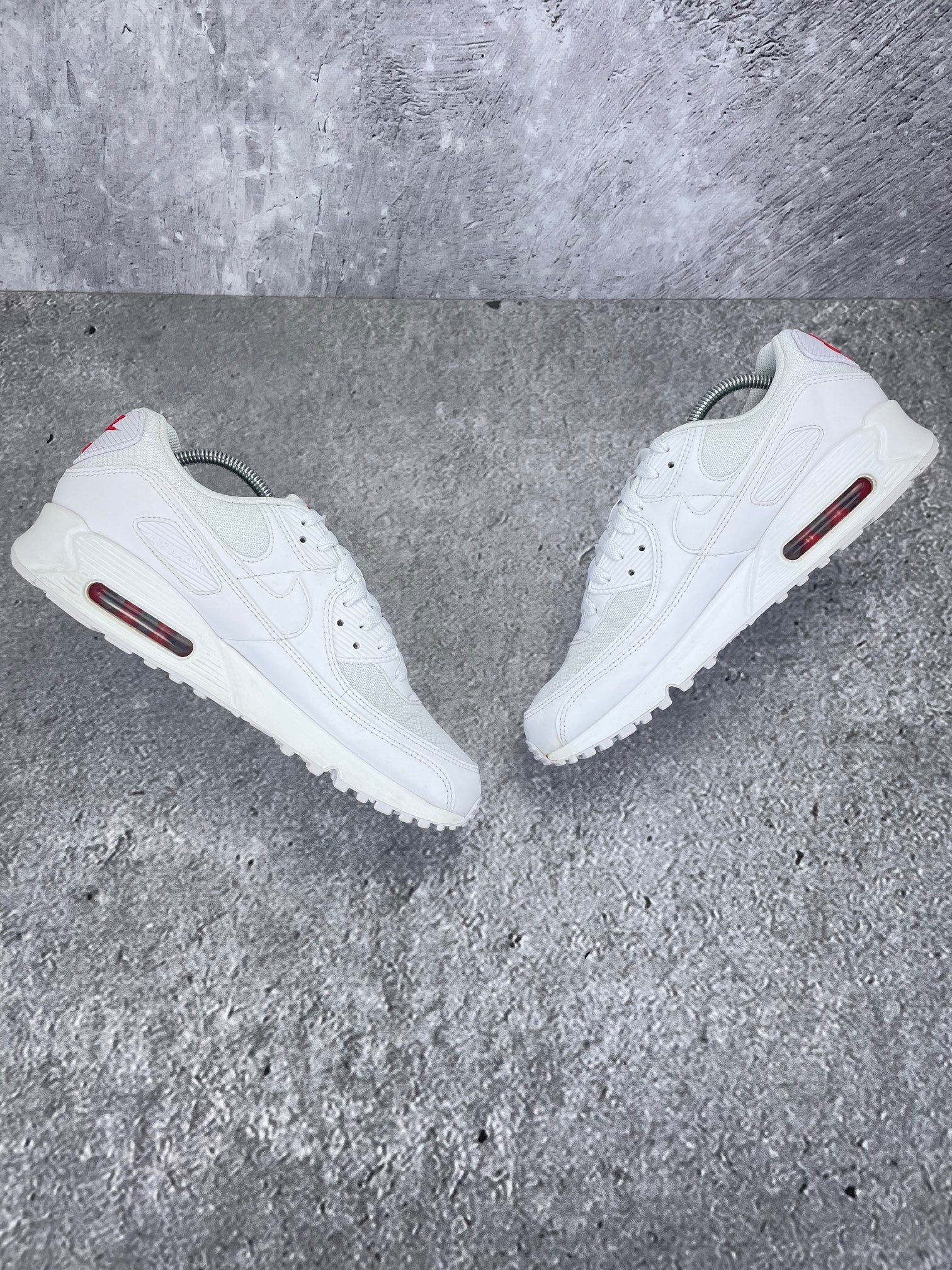 Nike Air Max 90 White Light Crimson - buty sportowe, zewnętrzny panel prawego buta