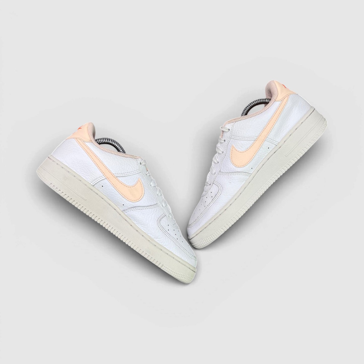 Nike Air Force 1 Low — buty sportowe damskie w bardzo dobrym stanie rozmiar 38, para butów