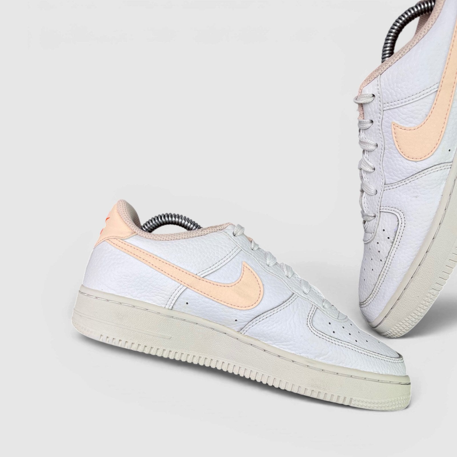 Nike Air Force 1 Low — buty sportowe damskie w bardzo dobrym stanie rozmiar 38, boczny profil, lewa strona