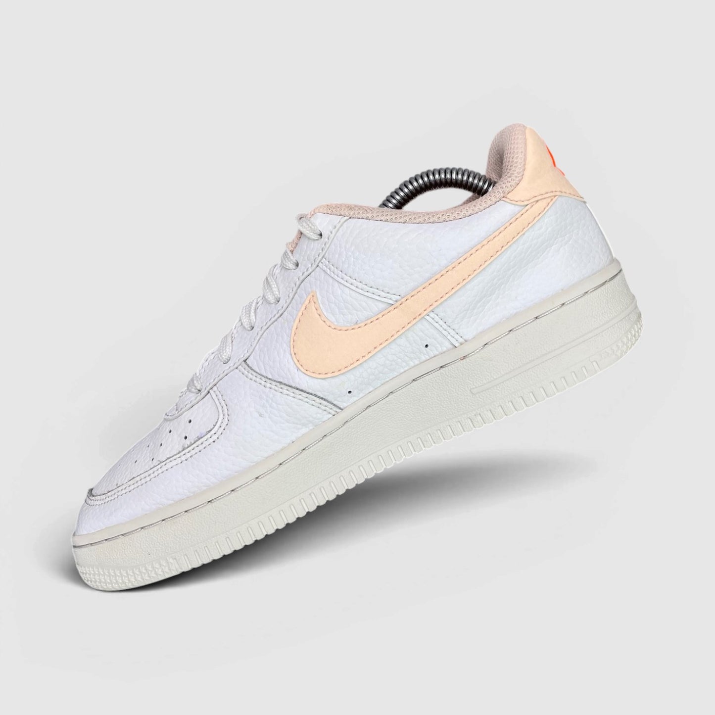 Nike Air Force 1 Low — buty sportowe damskie w bardzo dobrym stanie rozmiar 38, boczny profil, prawa strona