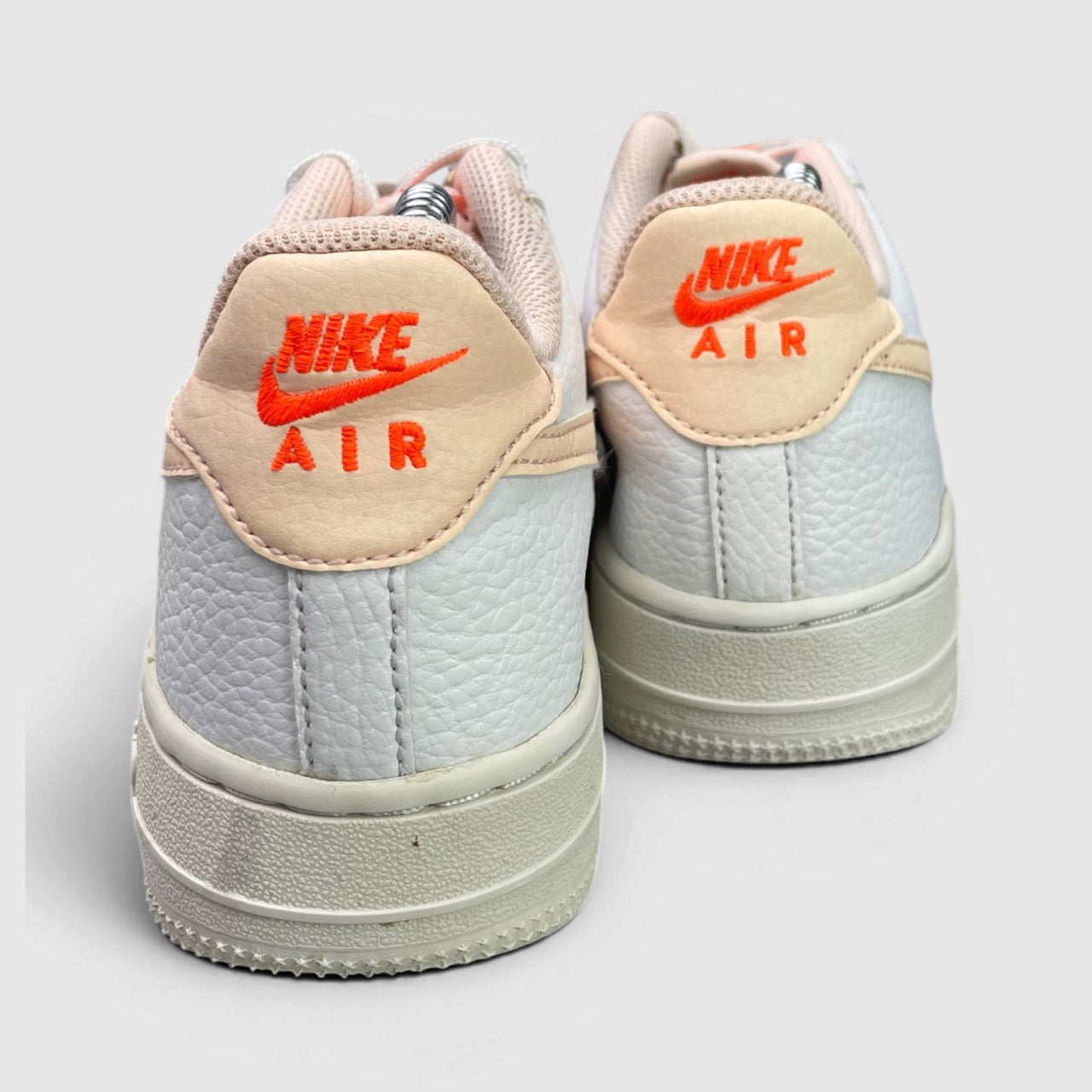 Nike Air Force 1 Low — buty sportowe damskie w bardzo dobrym stanie rozmiar 38, widok z tyłu