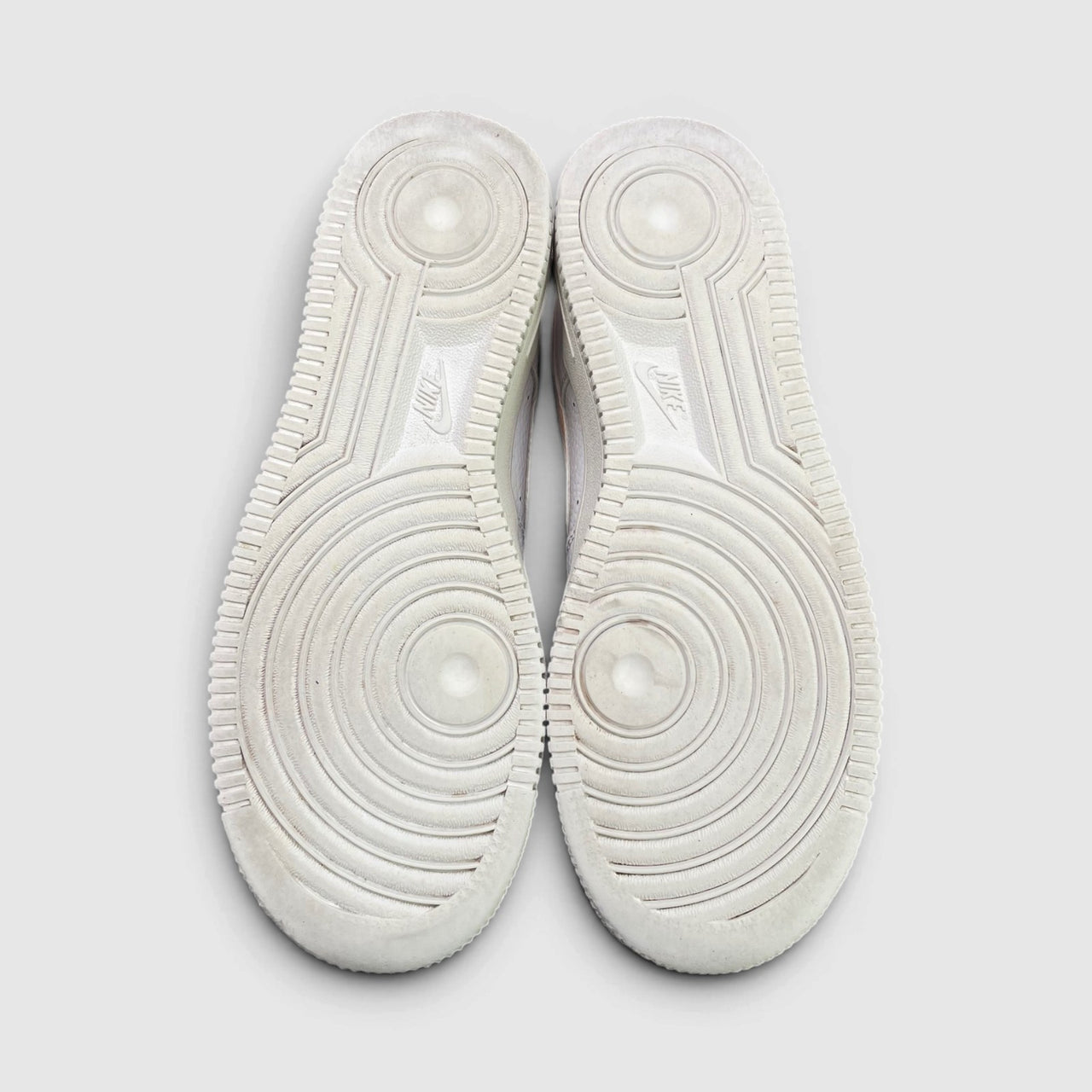 Nike Air Force 1 Low — buty sportowe damskie w bardzo dobrym stanie rozmiar 38, podeszwa