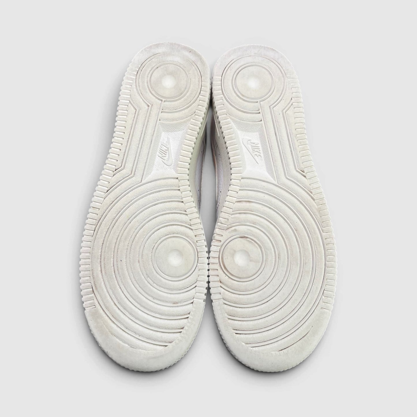 Nike Air Force 1 Low — buty sportowe damskie w bardzo dobrym stanie rozmiar 38, podeszwa