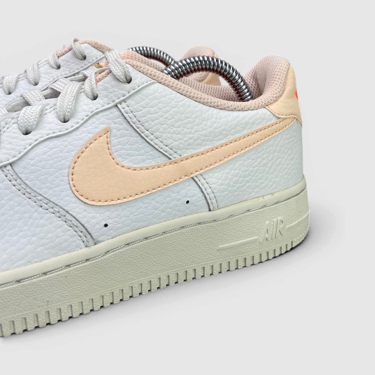 Nike Air Force 1 Low — buty sportowe damskie w bardzo dobrym stanie rozmiar 38, boczny profil, lewa strona
