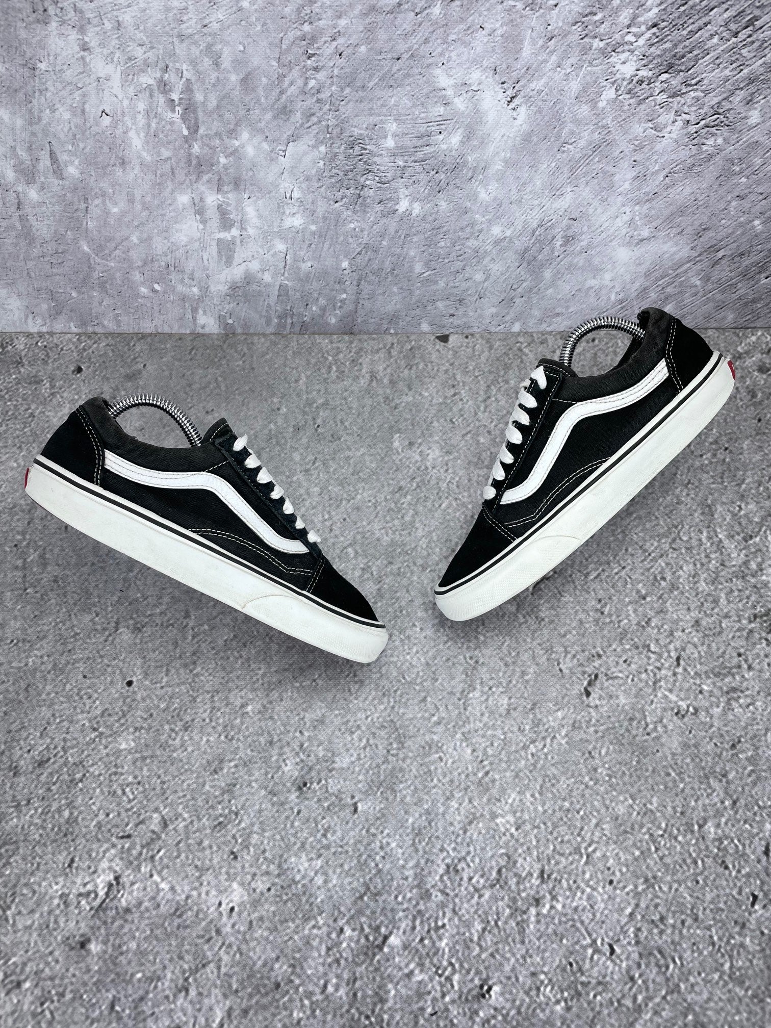 Vans Old Skool Black White - buty sportowe, widok z góry na zewnętrzną stronę butów
