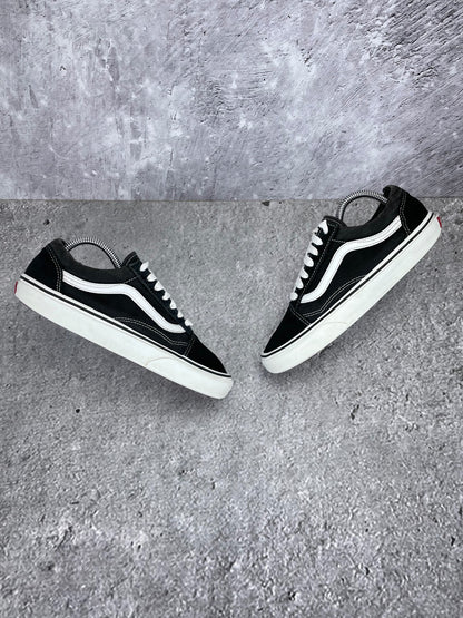 Vans Old Skool Black White - buty sportowe, widok z góry na zewnętrzną stronę butów