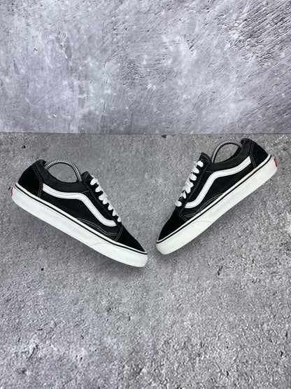 Vans Old Skool Black White - buty sportowe, zewnętrzny panel prawego buta
