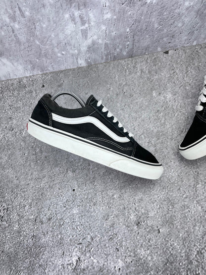 Vans Old Skool Black White - buty sportowe, zewnętrzny panel lewego buta